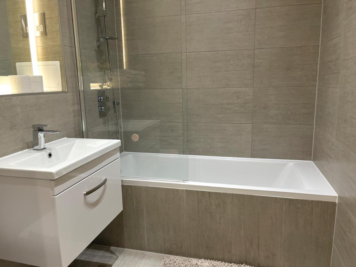 מילטון קינס Lovely 2 Double Bedroom Flat With Free Parking - At The Atrium Mk מראה חיצוני תמונה